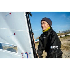 Musto Championship Aqua Beanie 2.0 - Oxy Fire -Aqua Wear Shop 2022 Musto Championship Aqua Beanie 2.0 YOUTH DINGHY LOCATION PHOTOSHOOT 86052 043 2