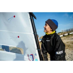 Musto Championship Aqua Beanie 2.0 - Oxy Fire -Aqua Wear Shop 2022 Musto Championship Aqua Beanie 2.0 YOUTH DINGHY LOCATION PHOTOSHOOT 86052 044 2