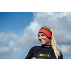 Musto Championship Aqua Headband 2.0 - Oxi Fire -Aqua Wear Shop 2022 Musto Championship Aqua Headband 2.0 CHAMPIONSHIP LOCATION PHOTOSHOOT BST 86053 024